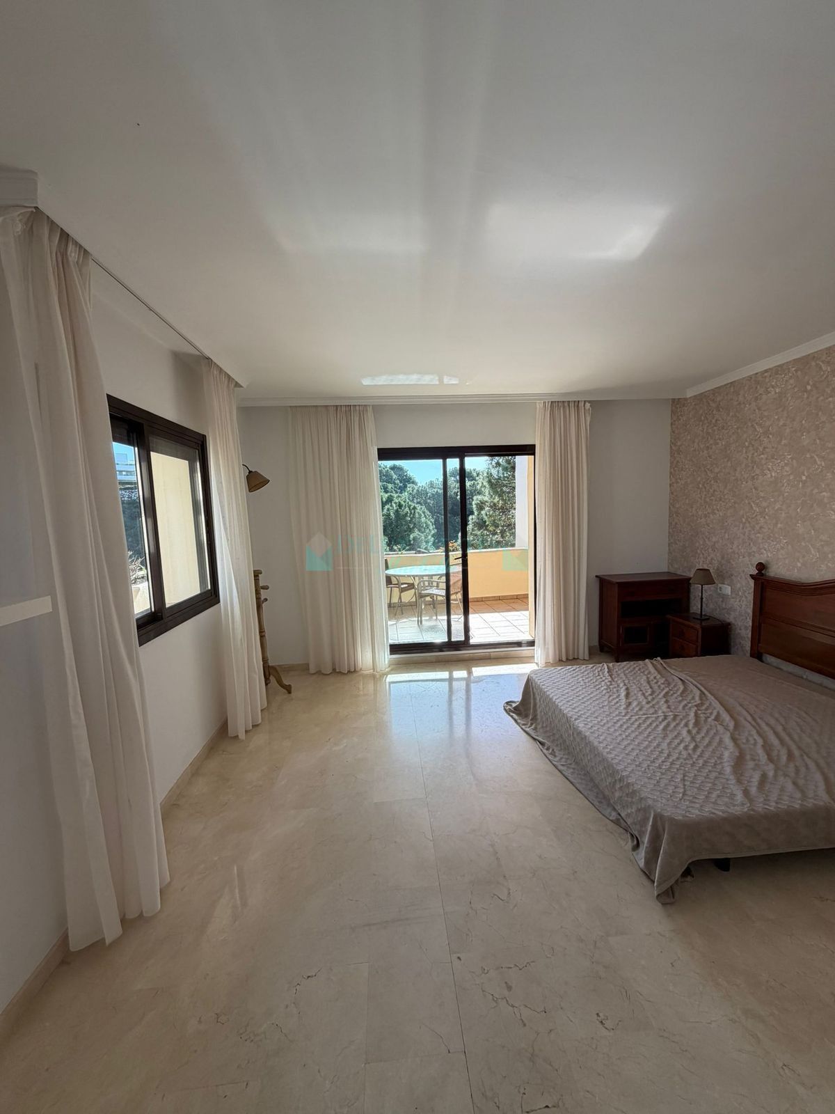 Apartment for sale in Benahavis