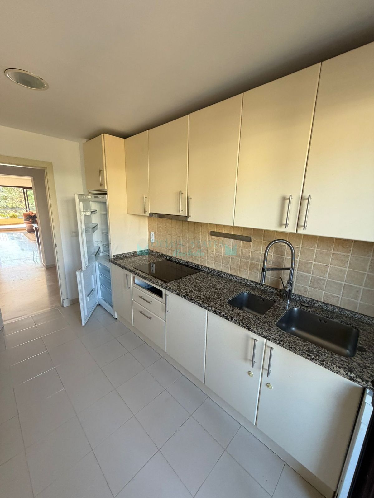 Apartment for sale in Benahavis