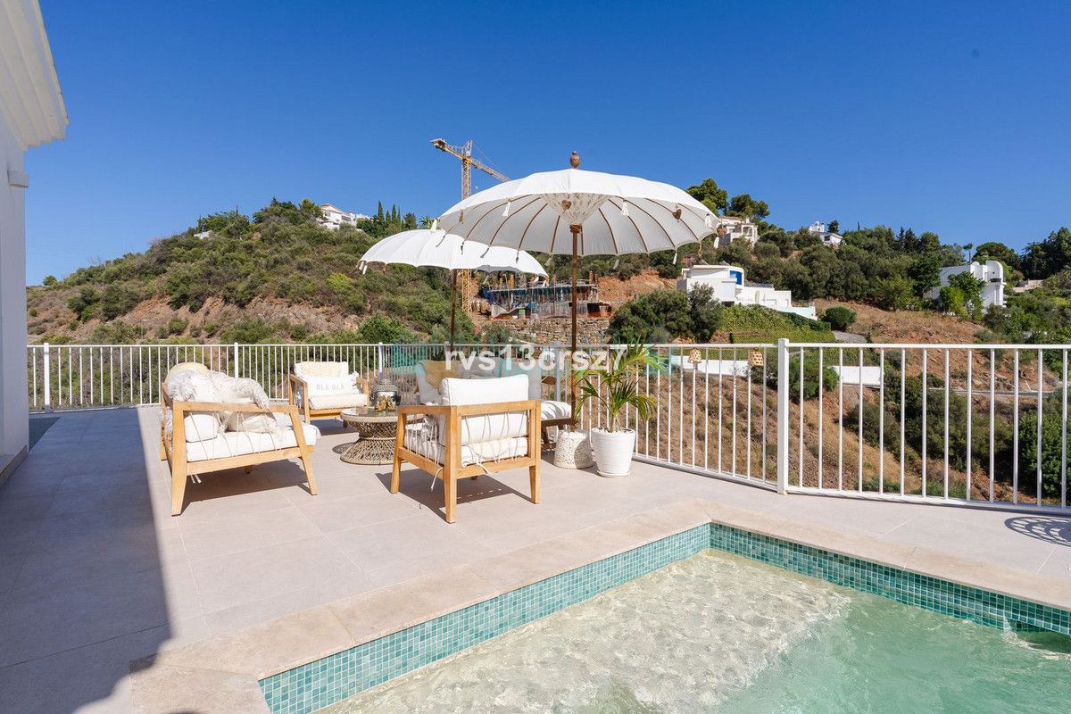 Villa for sale in El Rosario, Marbella East