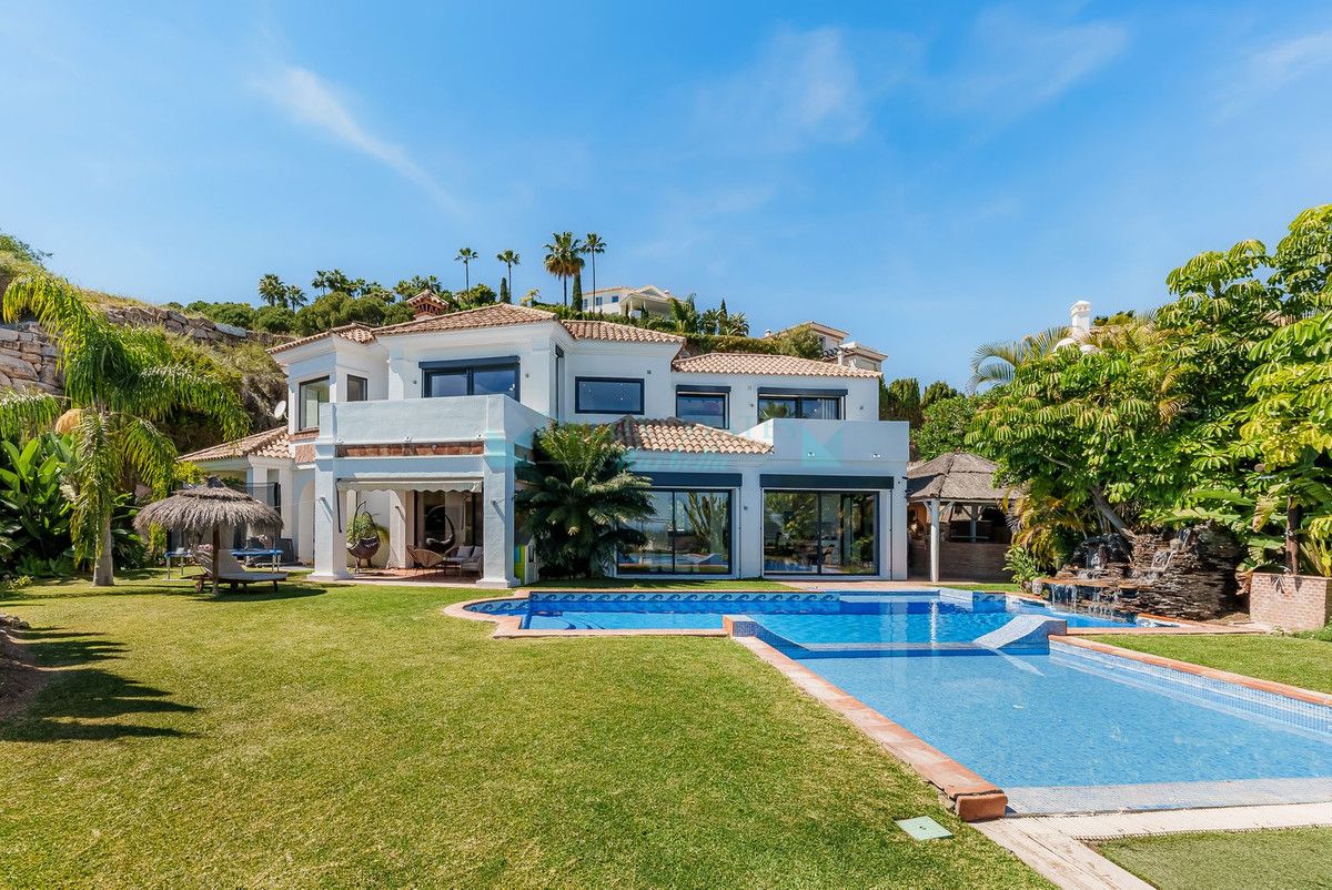 Villa for sale in El Almendro, Benahavis