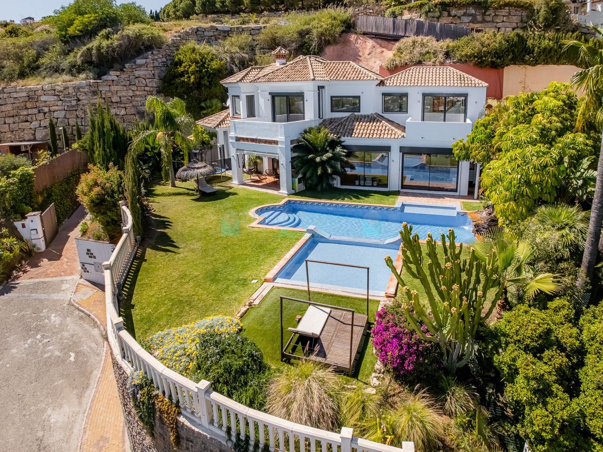 Villa for sale in El Almendro, Benahavis