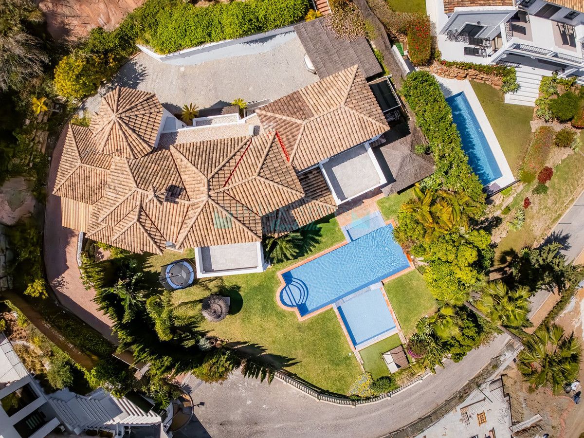 Villa for sale in El Almendro, Benahavis