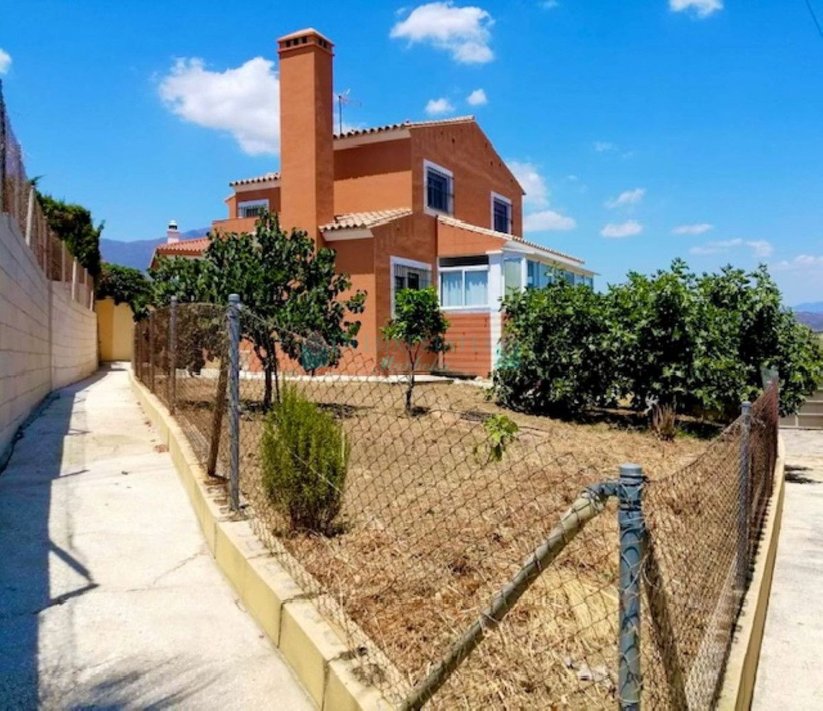 Villa for sale in Estepona