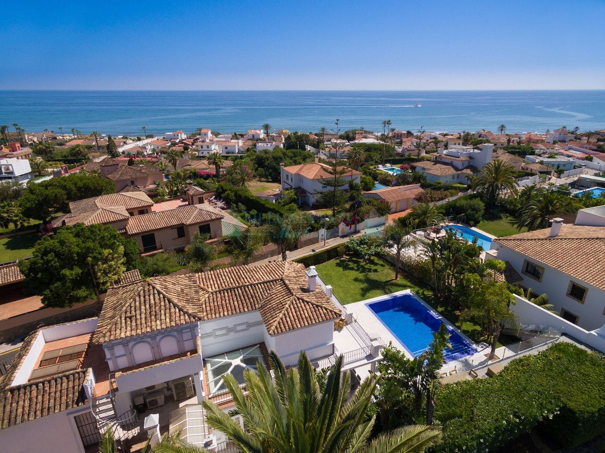 Villa en venta en Elviria, Marbella Este