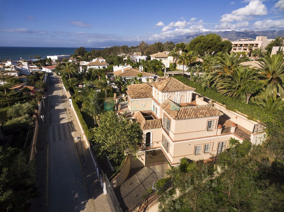 Villa en venta en Elviria, Marbella Este