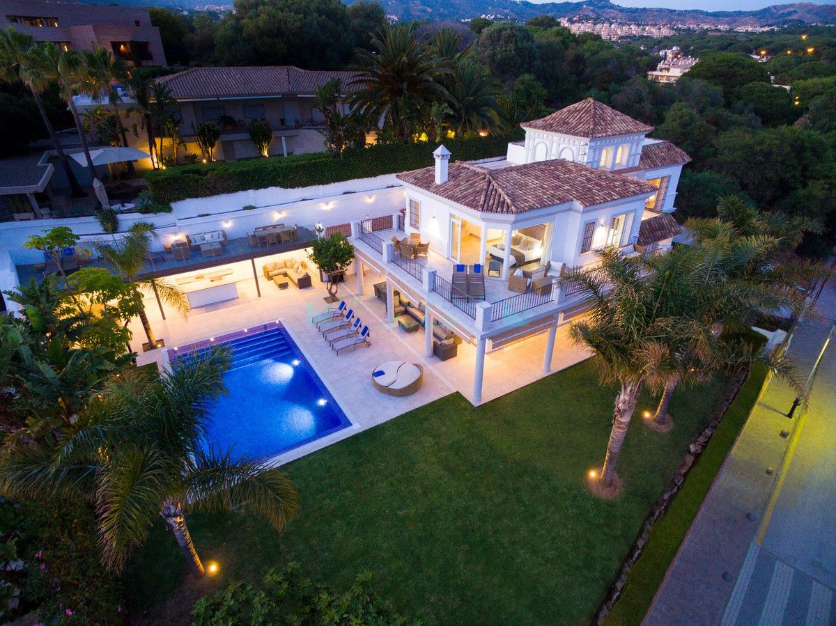 Villa en venta en Elviria, Marbella Este