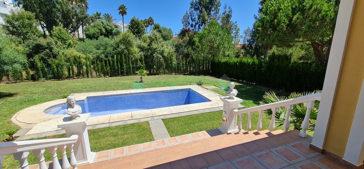 Villa for sale in Las Chapas, Marbella East