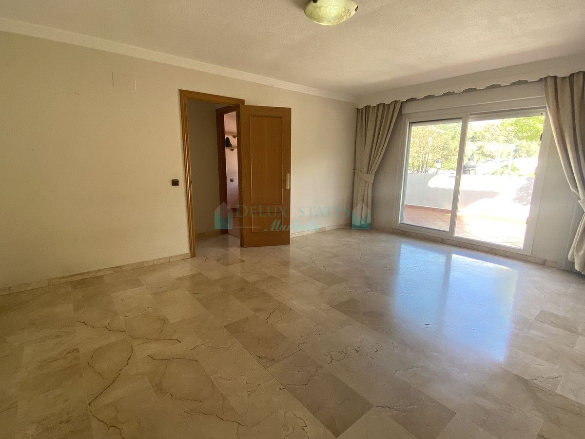 Apartamento en venta en Benahavis