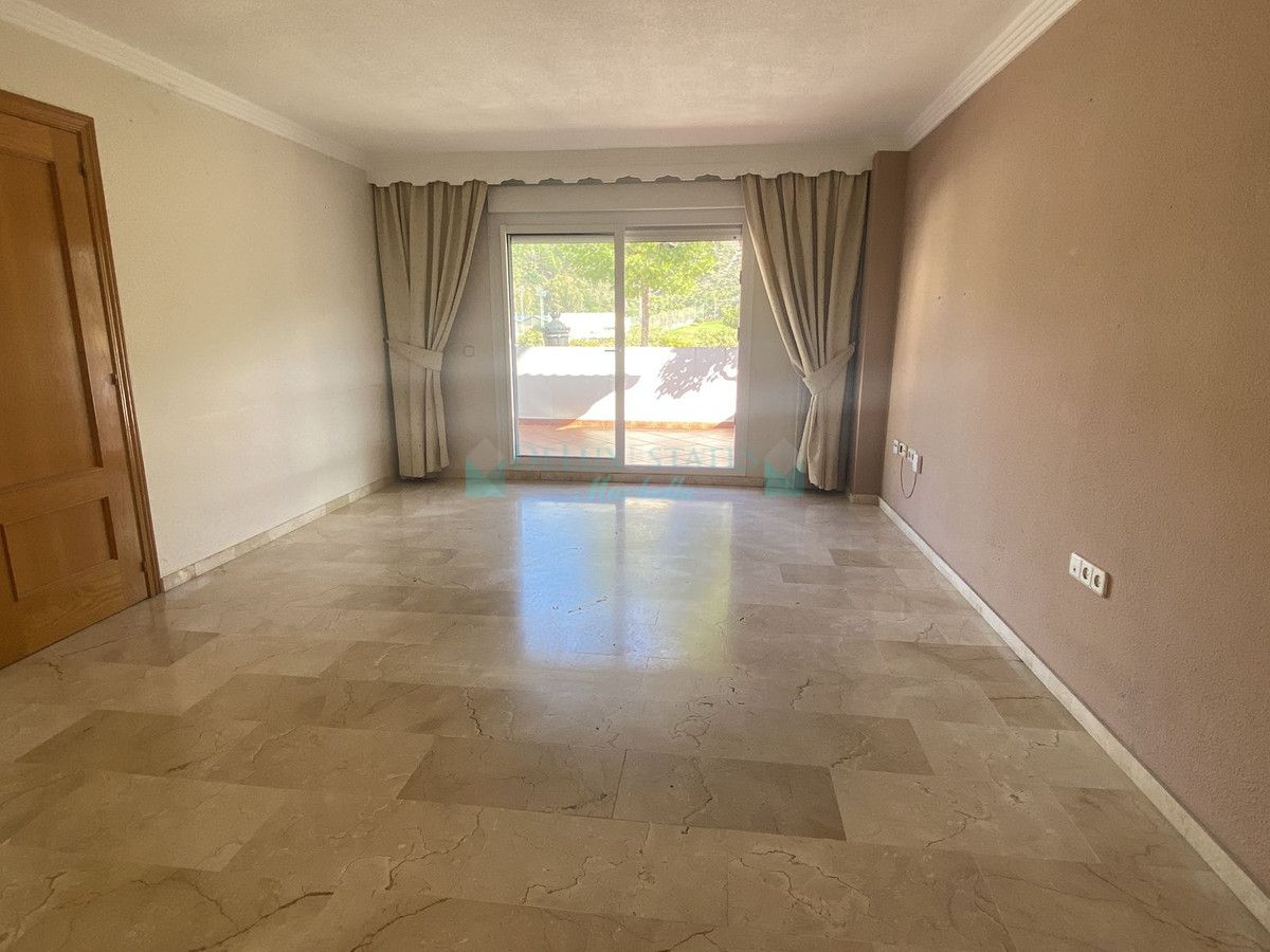 Apartment for sale in Benahavis