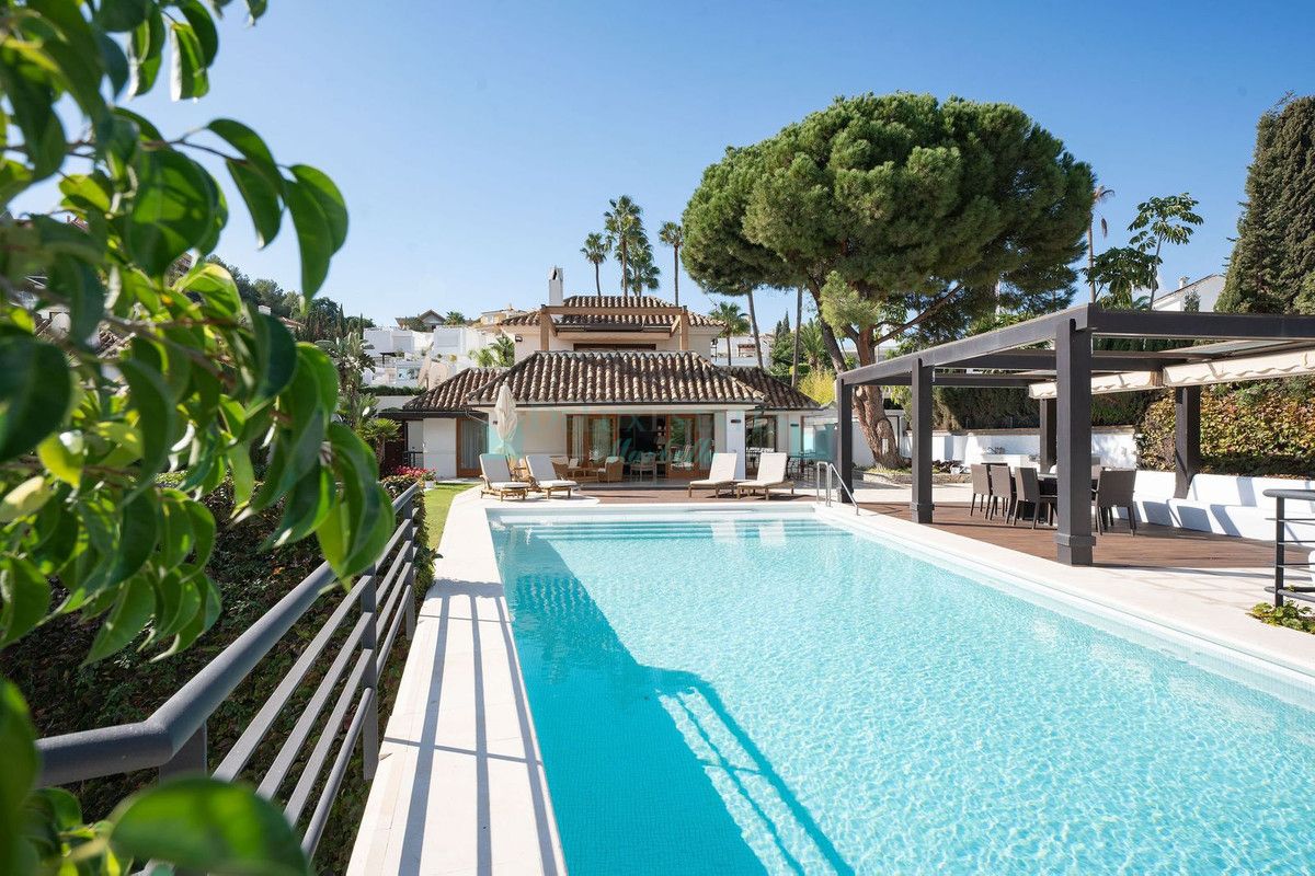 Villa for sale in Nueva Andalucia