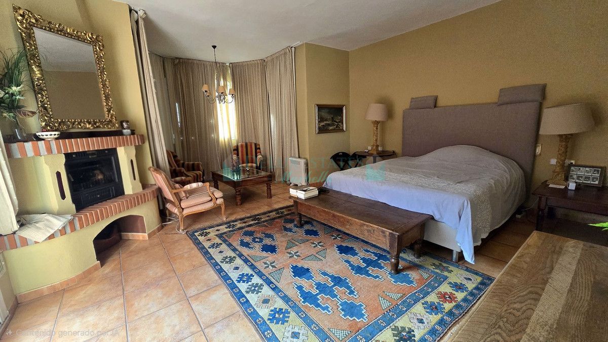 Villa for sale in New Golden Mile, Estepona