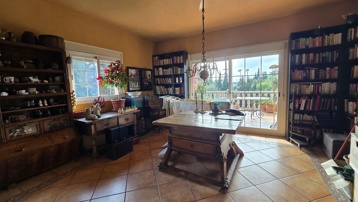 Villa for sale in New Golden Mile, Estepona