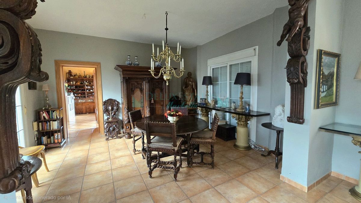 Villa for sale in New Golden Mile, Estepona