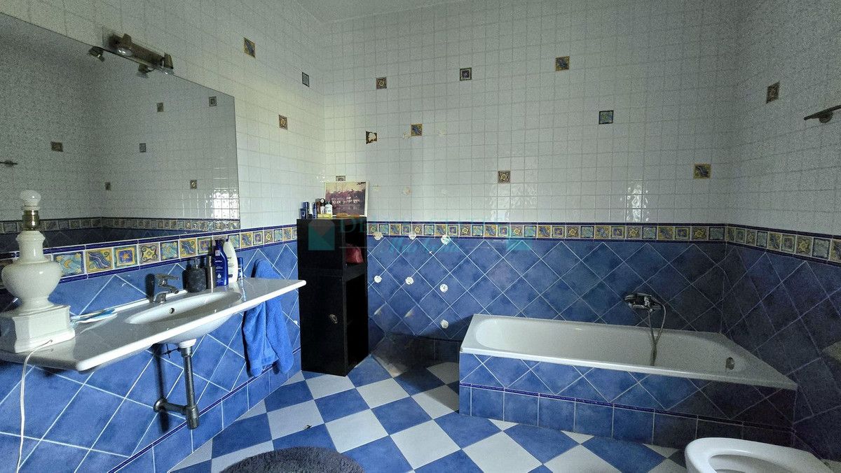 Villa for sale in New Golden Mile, Estepona