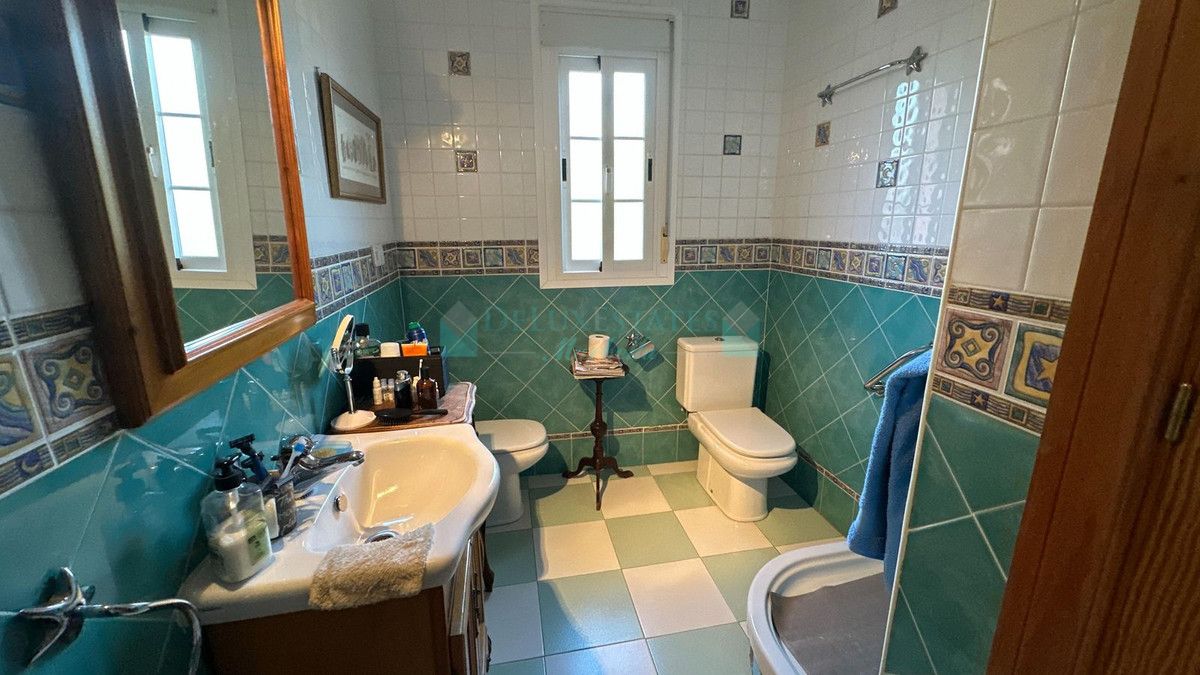 Villa for sale in New Golden Mile, Estepona