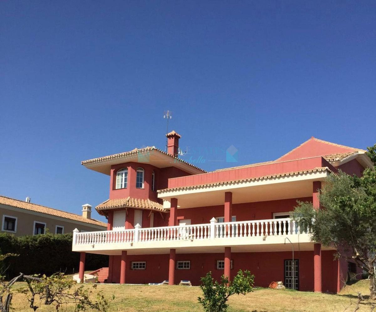 Villa for sale in New Golden Mile, Estepona