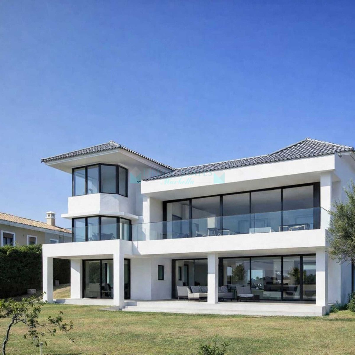Villa for sale in New Golden Mile, Estepona