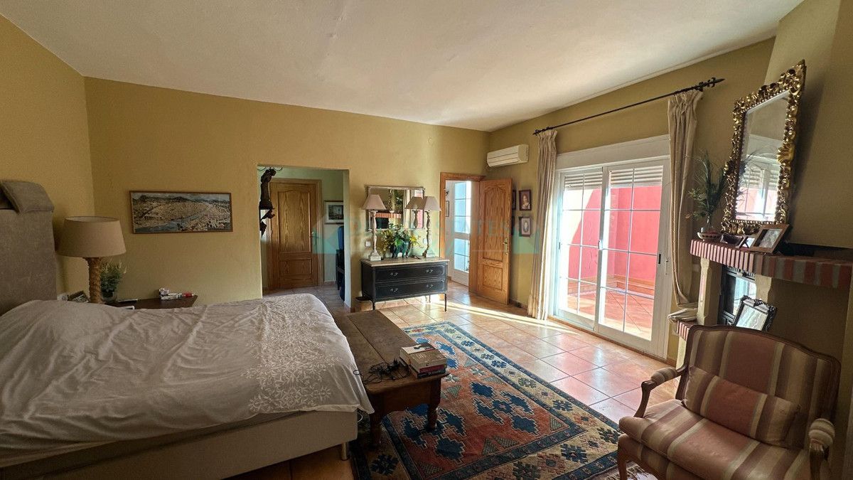 Villa for sale in New Golden Mile, Estepona