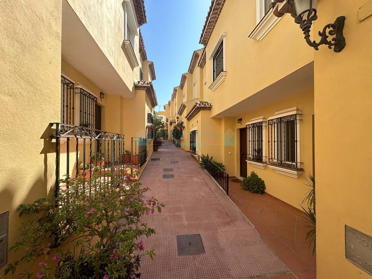 Town House for sale in Estepona