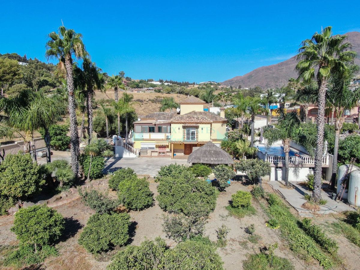 Finca for sale in Estepona