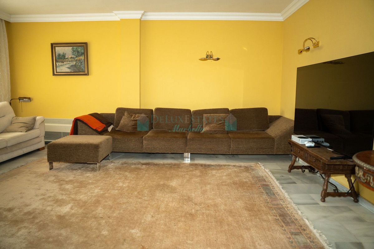 Villa en venta en Elviria, Marbella Este