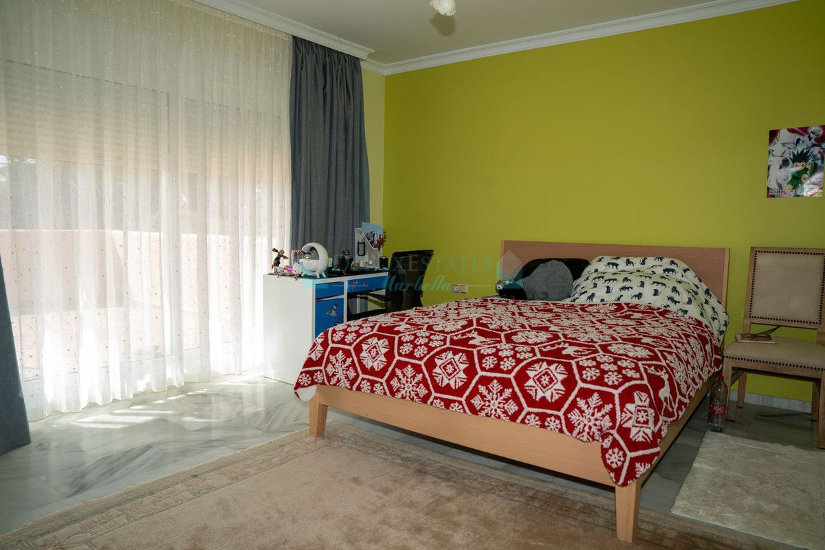 Villa en venta en Elviria, Marbella Este