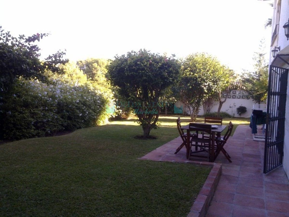 Villa for sale in Nueva Andalucia