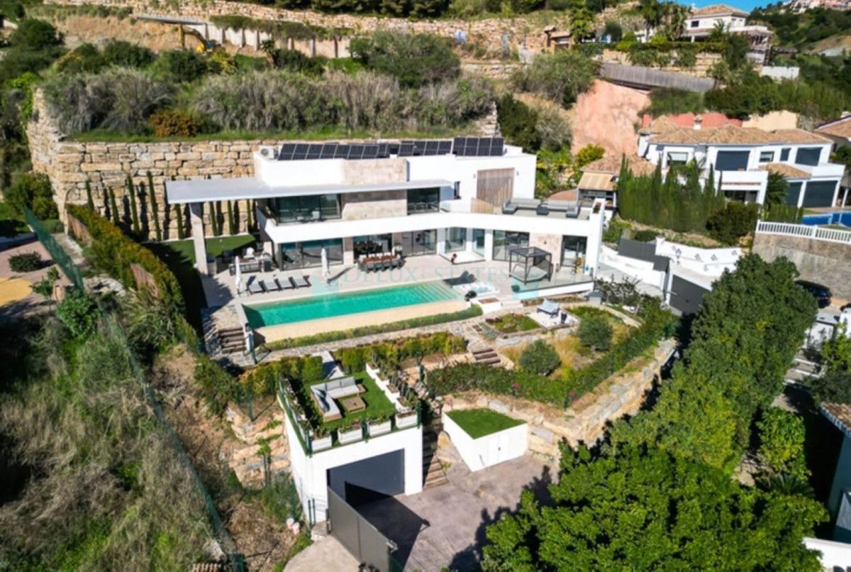 Villa for sale in Los Arqueros, Benahavis