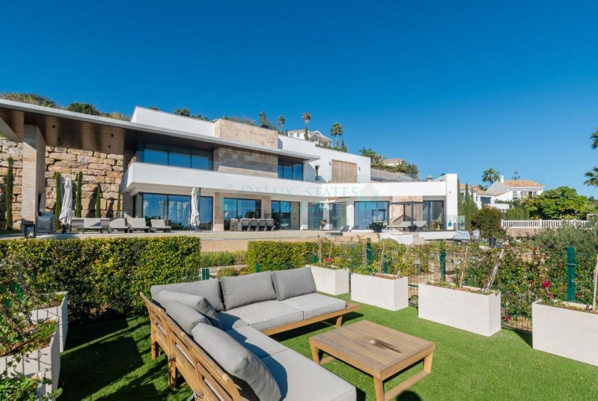 Villa for sale in Los Arqueros, Benahavis