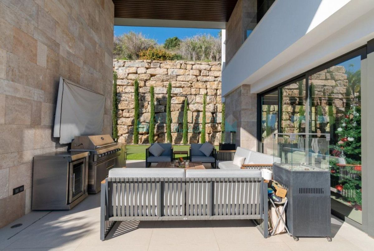 Villa for sale in Los Arqueros, Benahavis