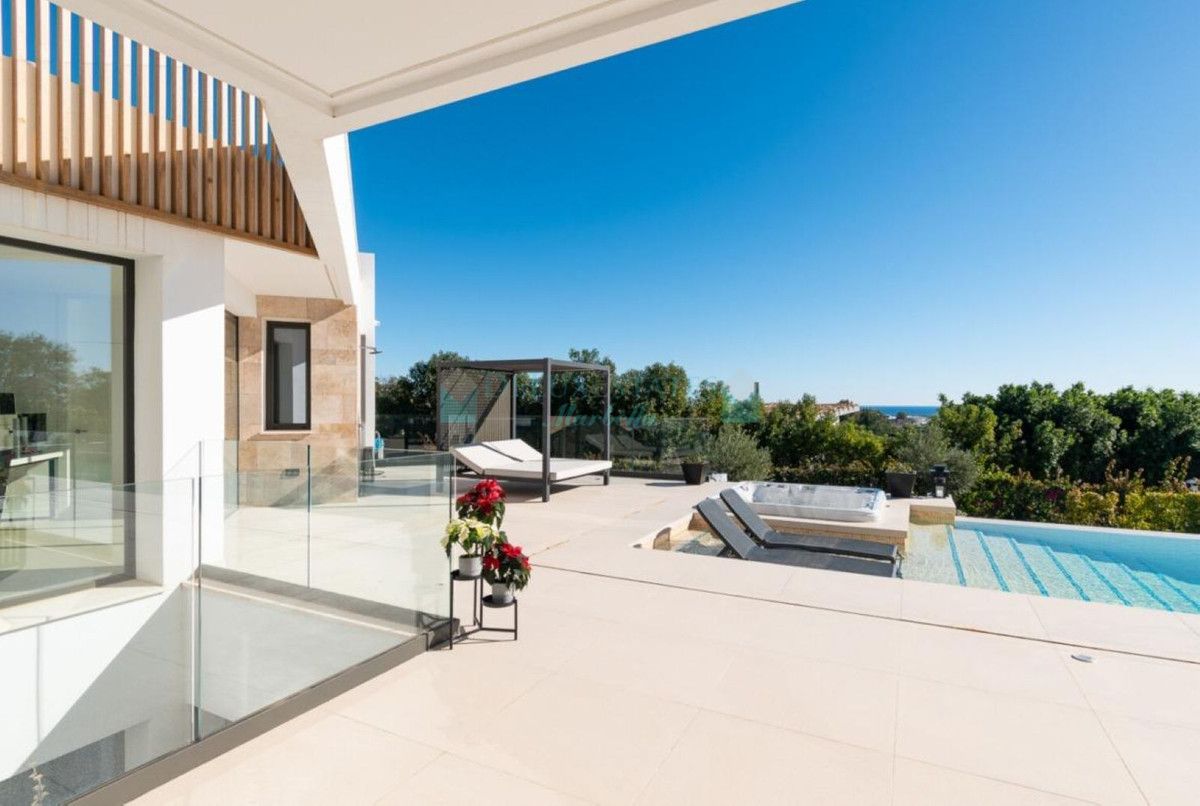 Villa for sale in Los Arqueros, Benahavis