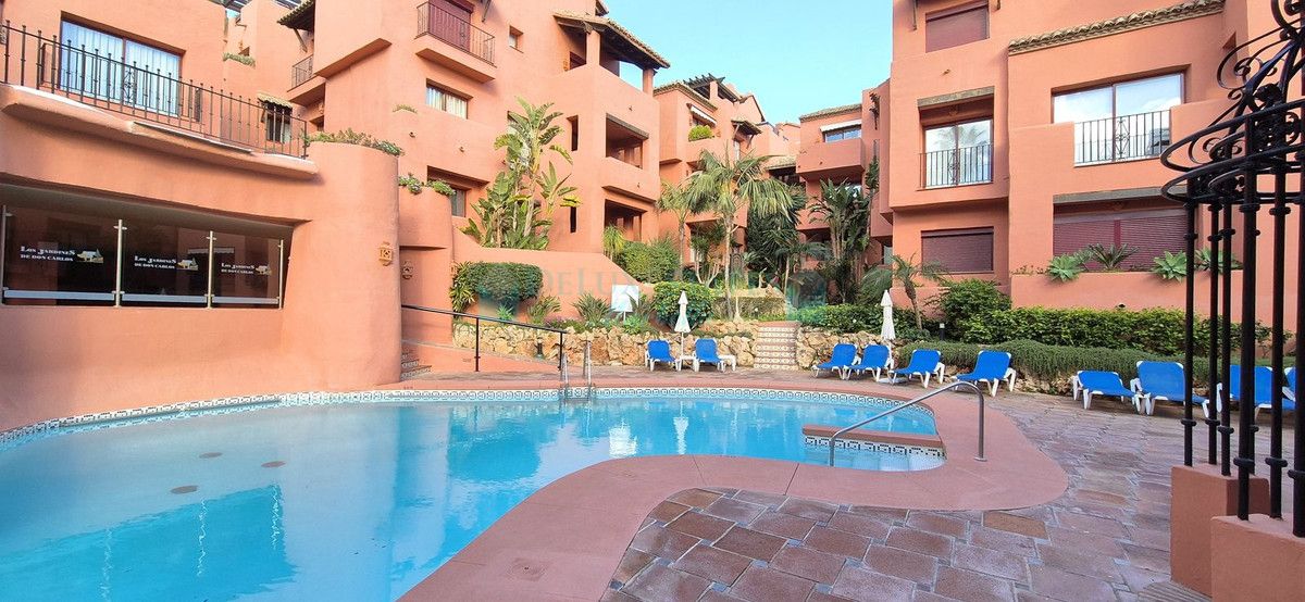 Penthouse for sale in Elviria, Marbella East