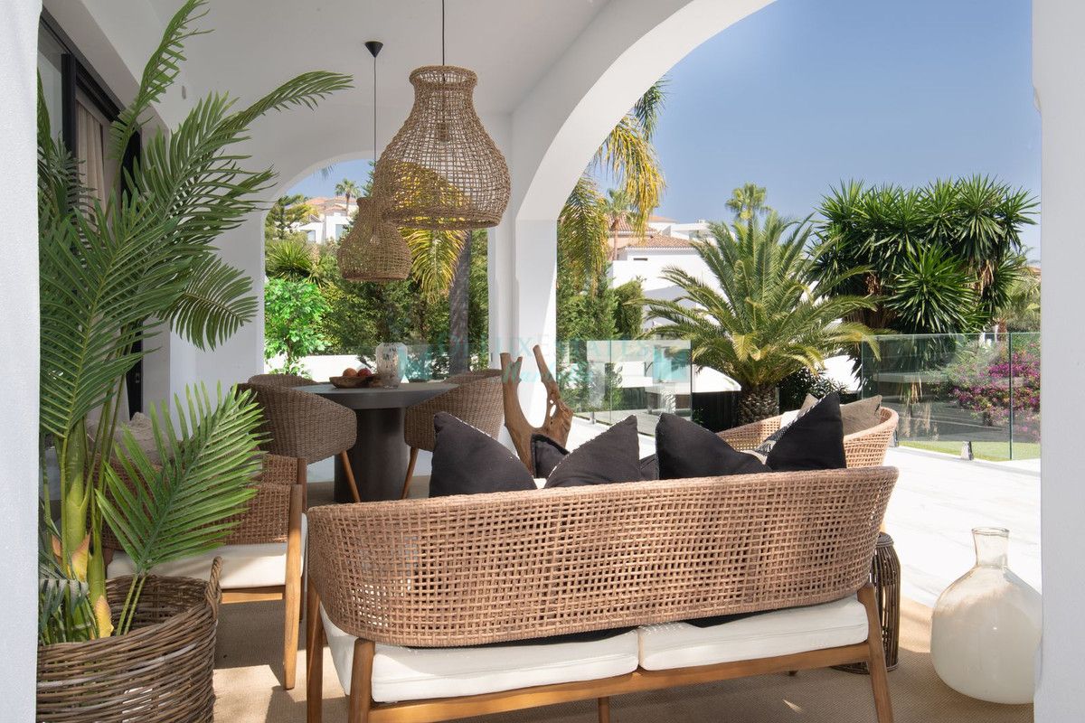 Villa en venta en El Paraiso, Estepona