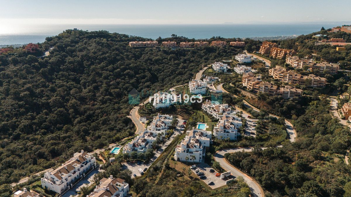 Apartment for sale in La Mairena, Marbella East