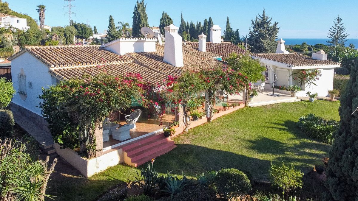 Villa for sale in El Rosario, Marbella East