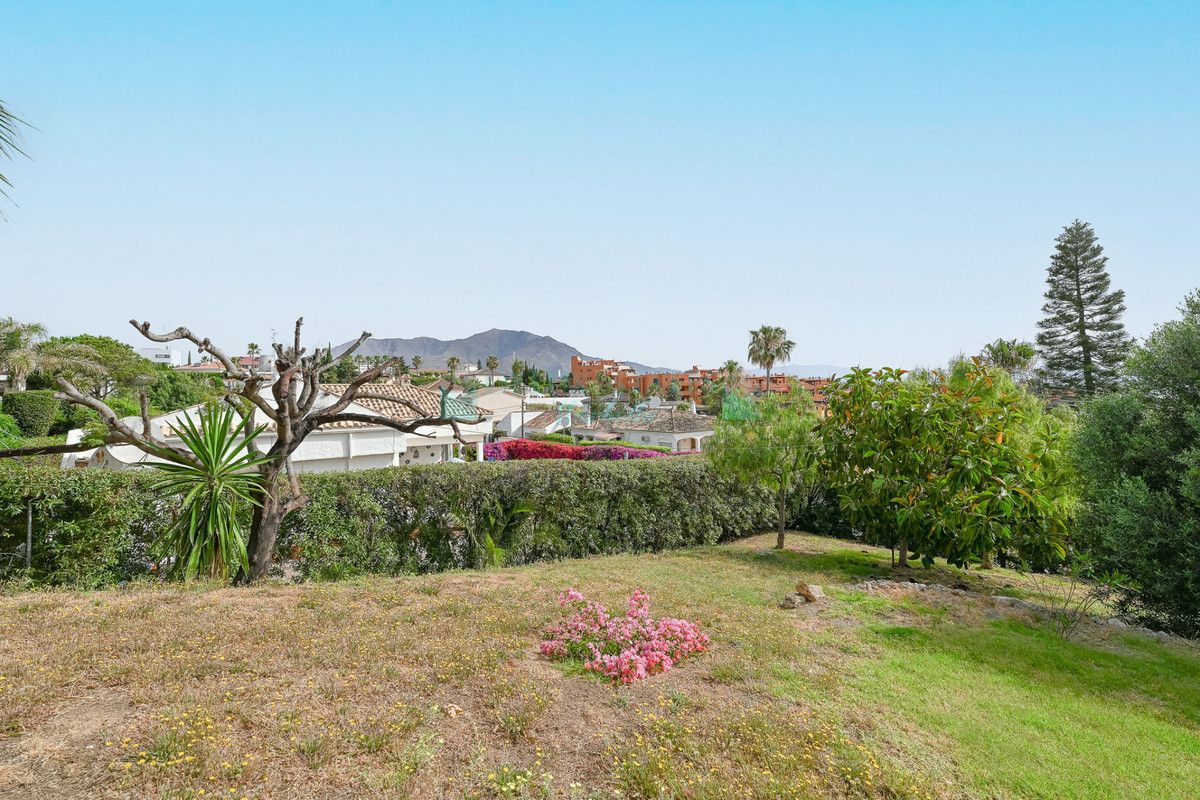 Villa for sale in Estepona