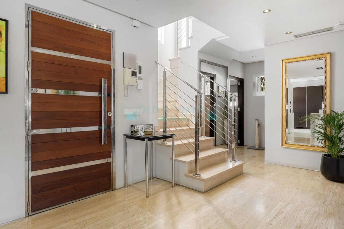 Villa for sale in Nueva Andalucia