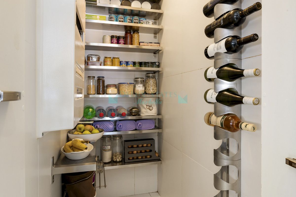 Villa for sale in Nueva Andalucia