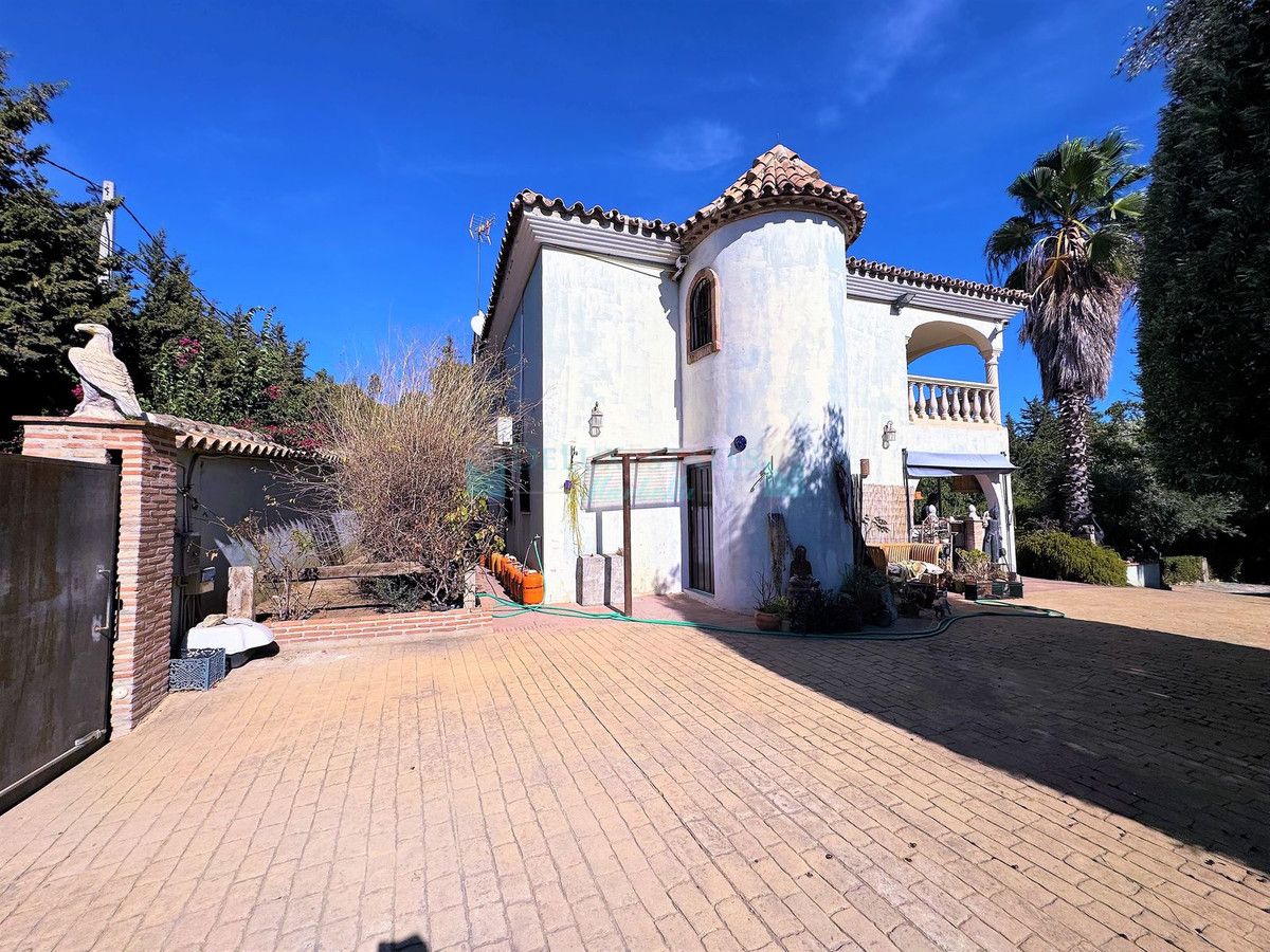 Villa for sale in Estepona