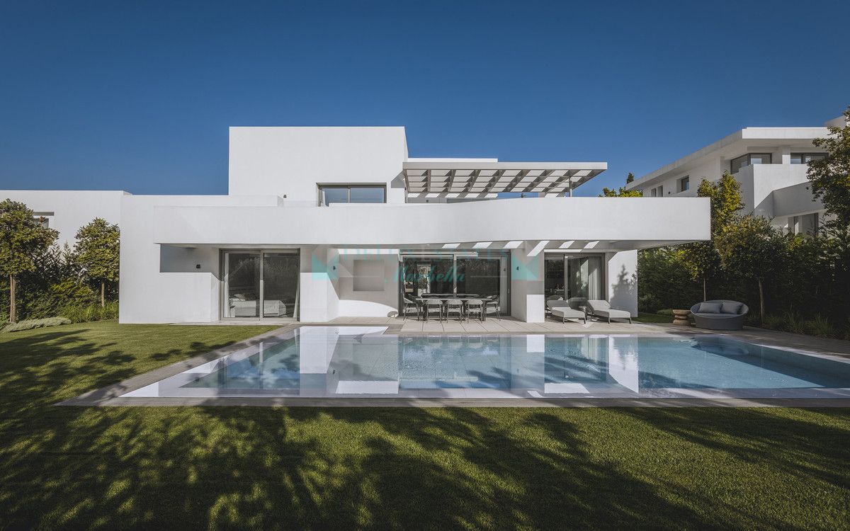 Villa for sale in El Paraiso, Estepona