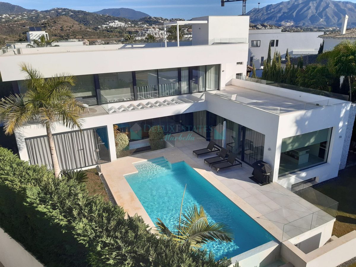 Villa for sale in Benahavis