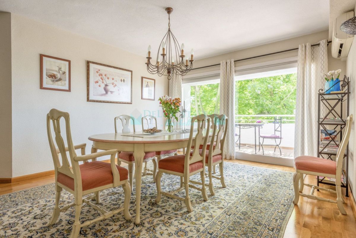 Apartamento en venta en Atalaya, Estepona