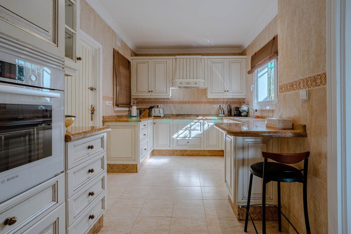 Villa en venta en El Paraiso, Estepona