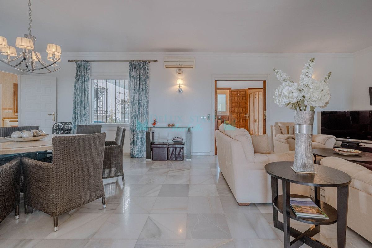 Villa en venta en El Paraiso, Estepona