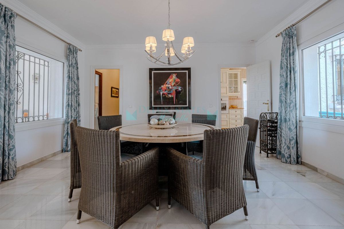 Villa en venta en El Paraiso, Estepona