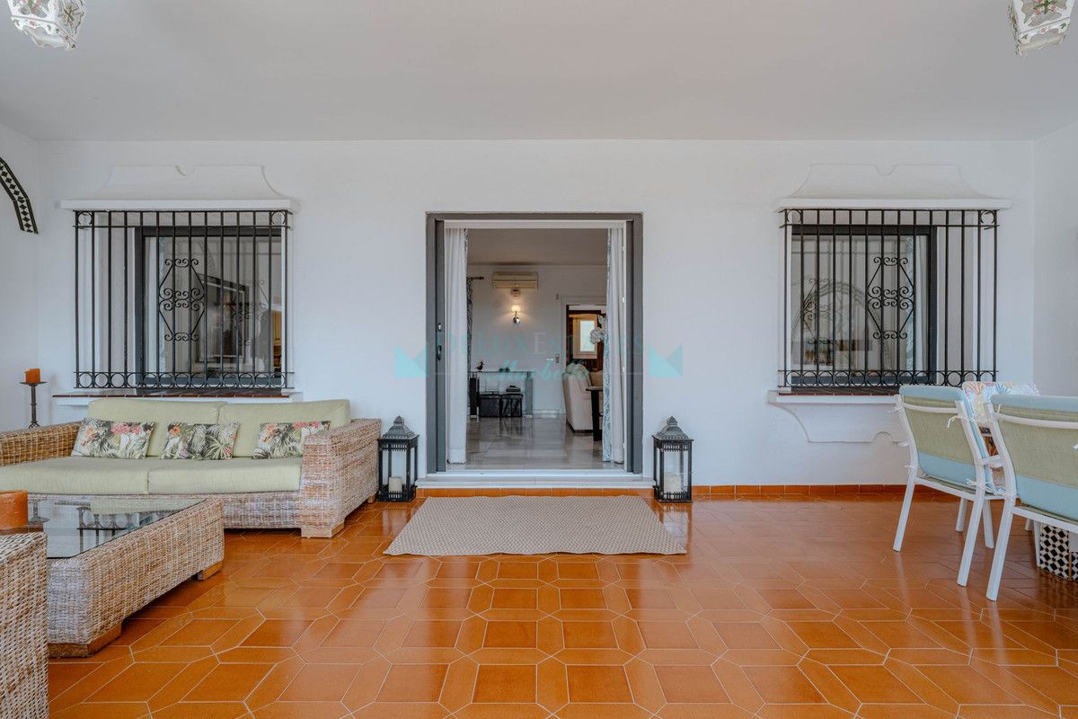 Villa en venta en El Paraiso, Estepona