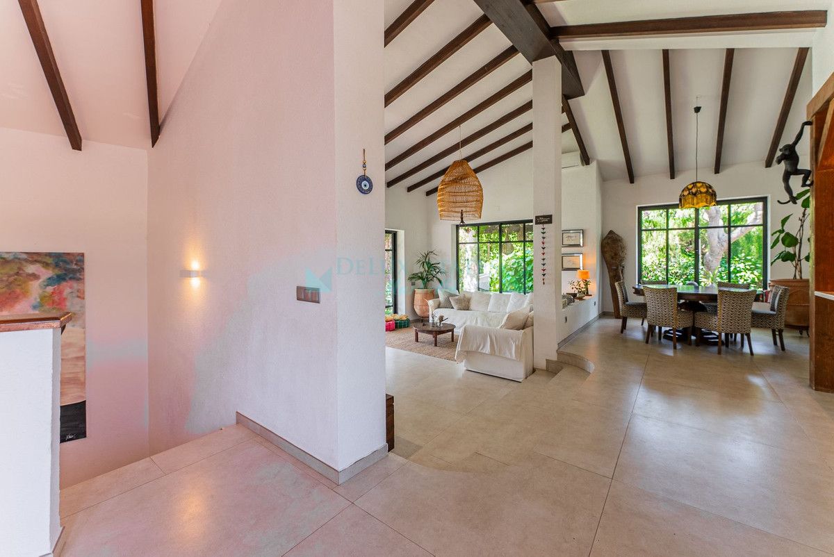 Villa for sale in Atalaya, Estepona