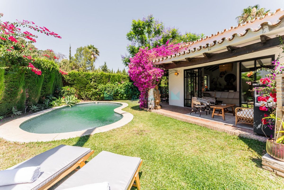 Villa for sale in Atalaya, Estepona