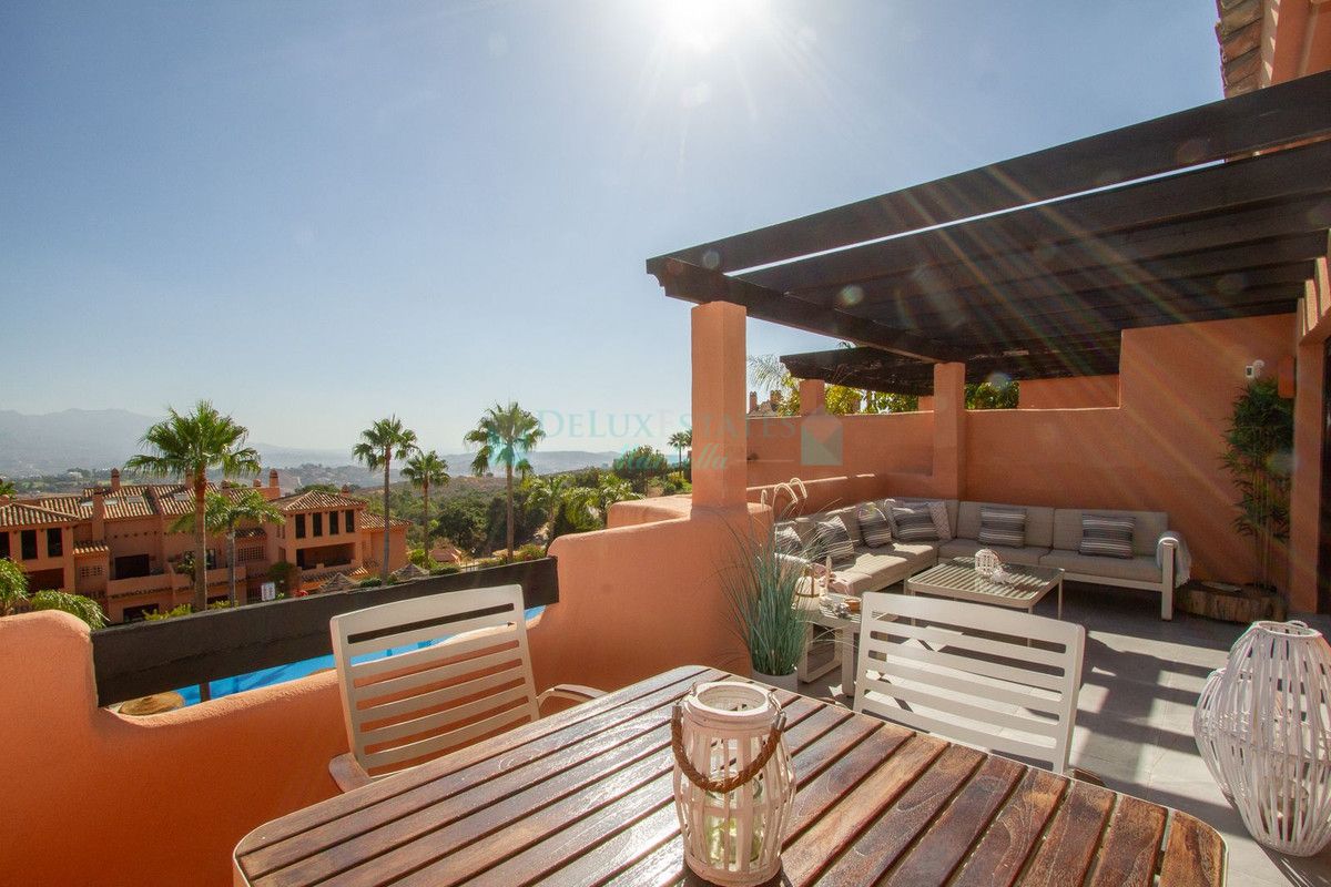 Penthouse for sale in La Mairena, Marbella East