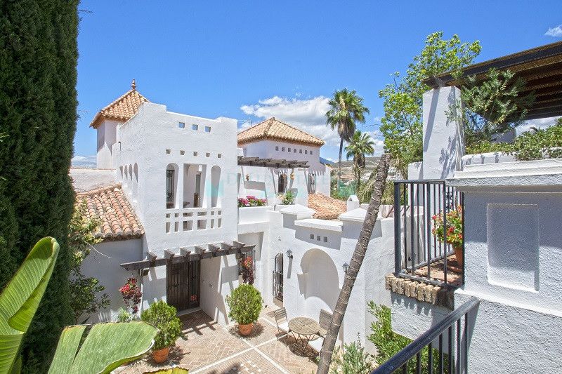 Villa for sale in Aloha, Nueva Andalucia